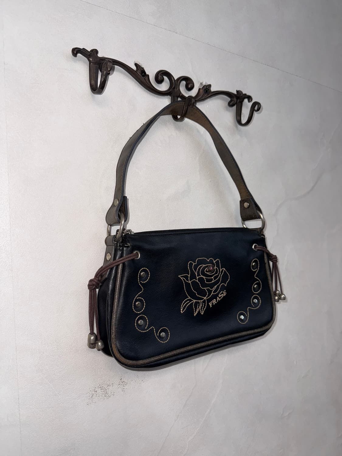 Black flower stitch stud shoulder bag 상품이미지2