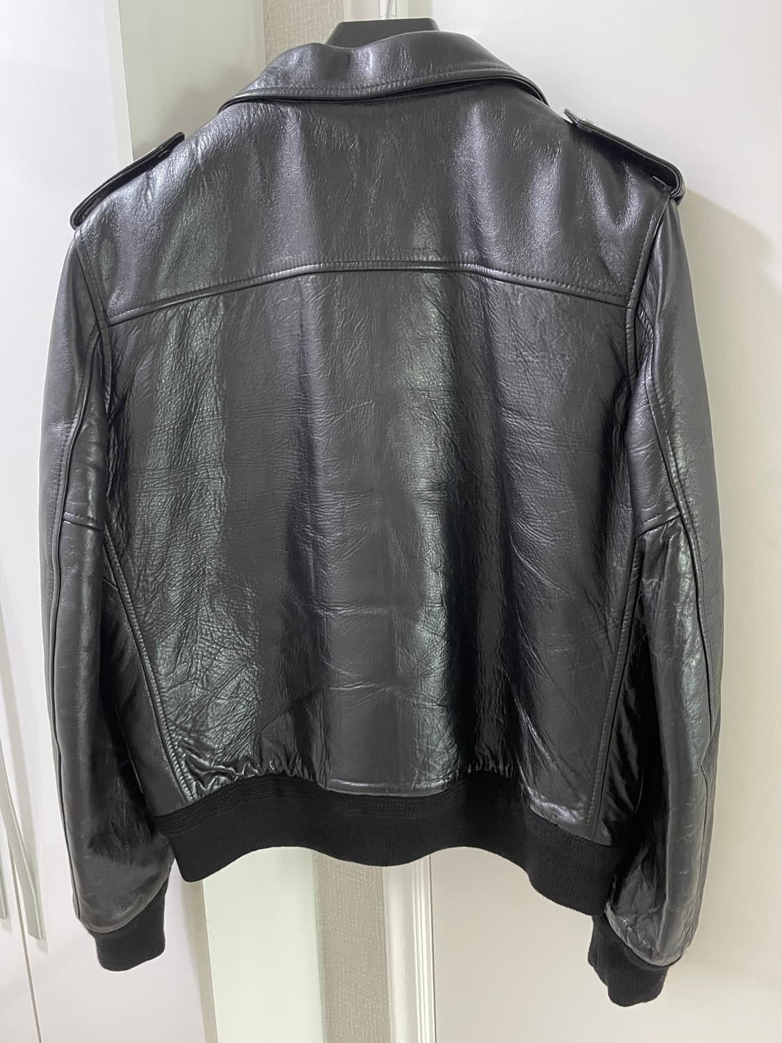 셀린느 19fw 블랙 색상의 셀린느 양털 레더 자켓 48 상품이미지4