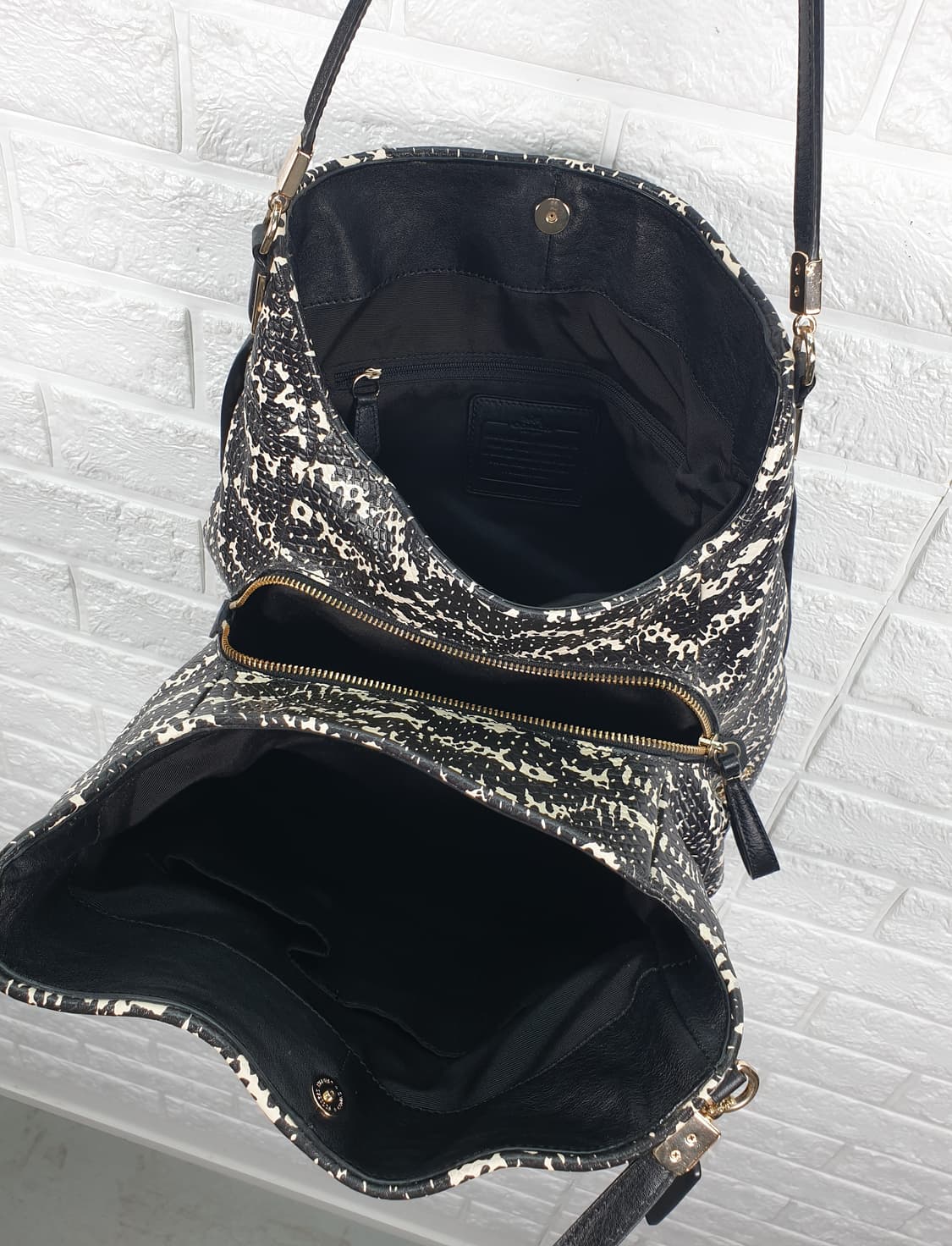 코치 뱀피 엠보싱 레더 숄더백 상품이미지8