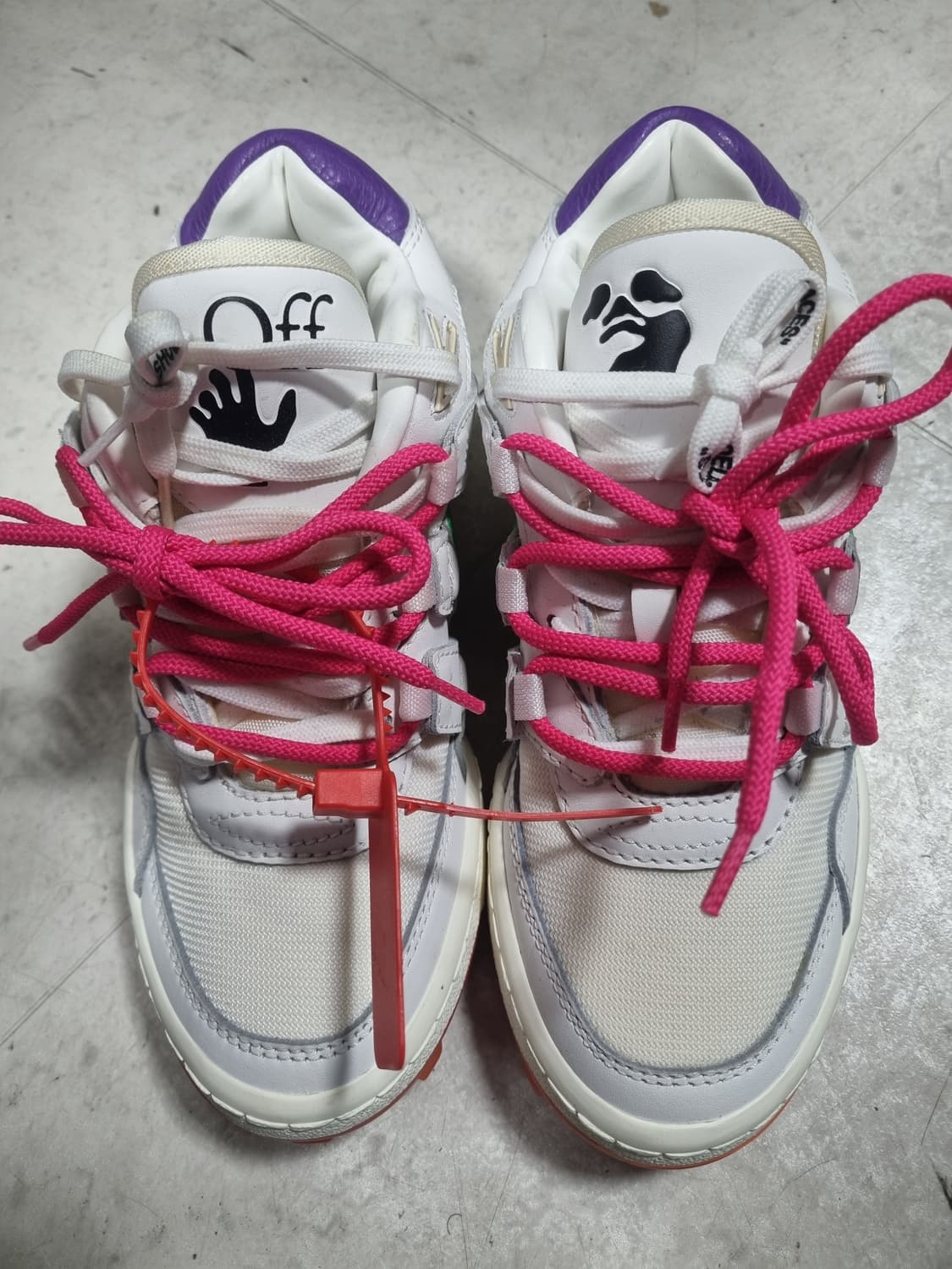 오프화이트 여성 스니커즈  상품이미지1