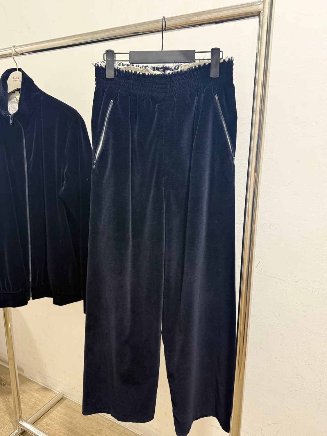 카미엘 포트젠스 벨벳 셋업 [개별구매 가능] 상품이미지4