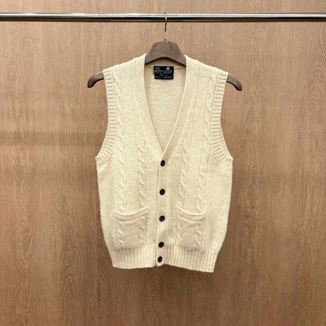 빈티지 브이넥 울 니트 베스트 케이블 패턴 버튼 포켓 디테일 아이보리 상품이미지2
