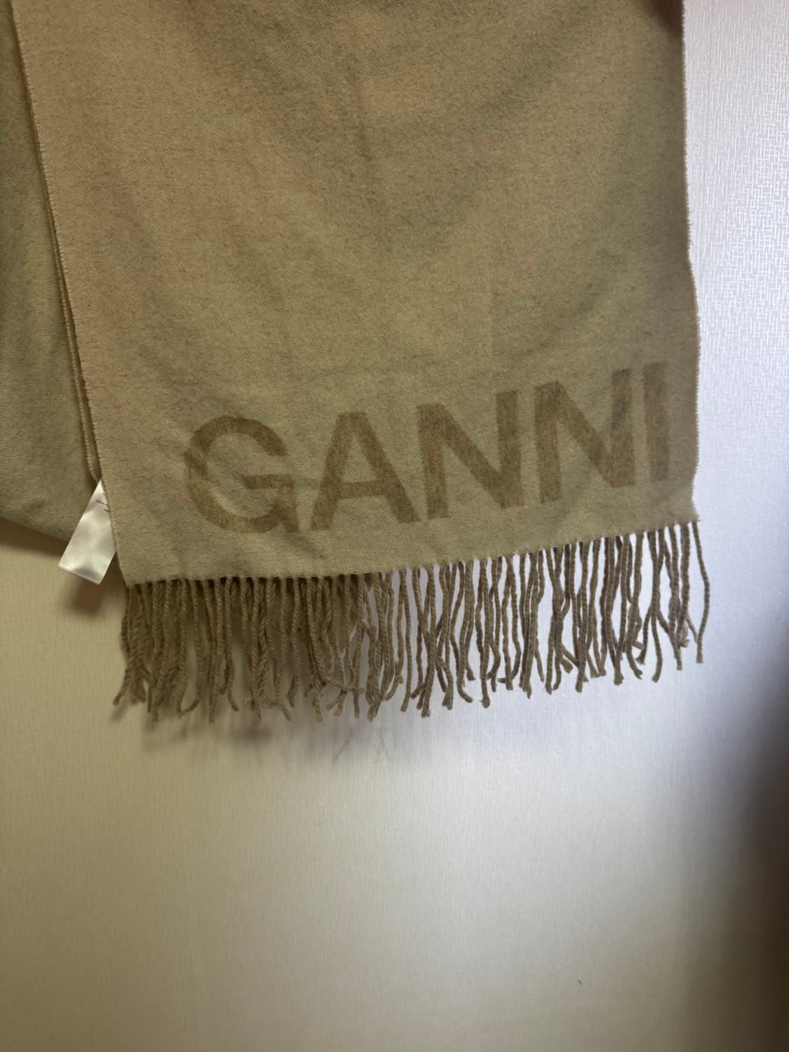 가니 Ganni 로고 투톤 프린지 머플러 상품이미지1