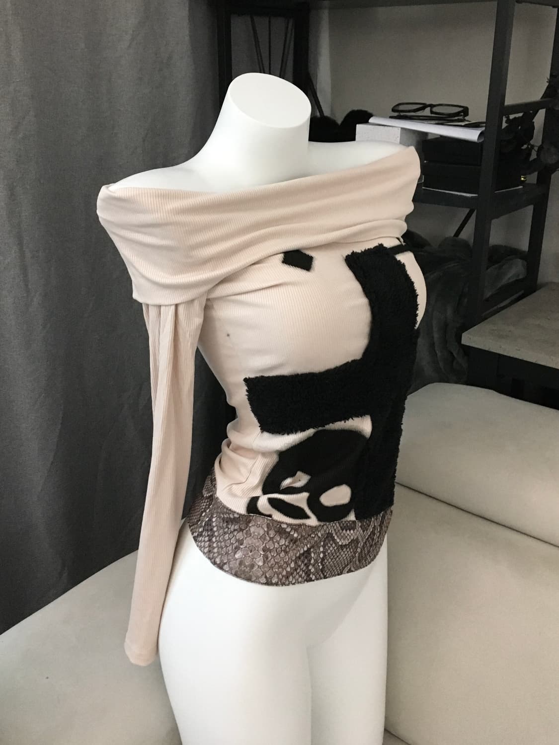 ༒ cross print off-shoulder tee 상품이미지2