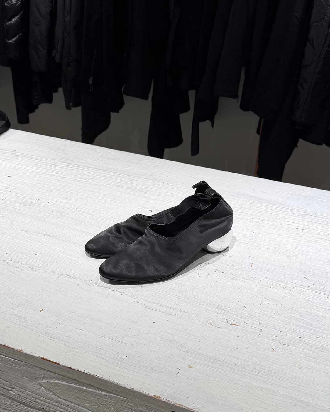 오프닝 세레모니 블랙 실버 달리아 새틴 슬립온 슈즈 상품이미지1