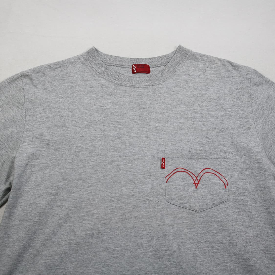 (착용컷) 리바이스 포켓 롱 슬리브 (남성용 100) 상품이미지4