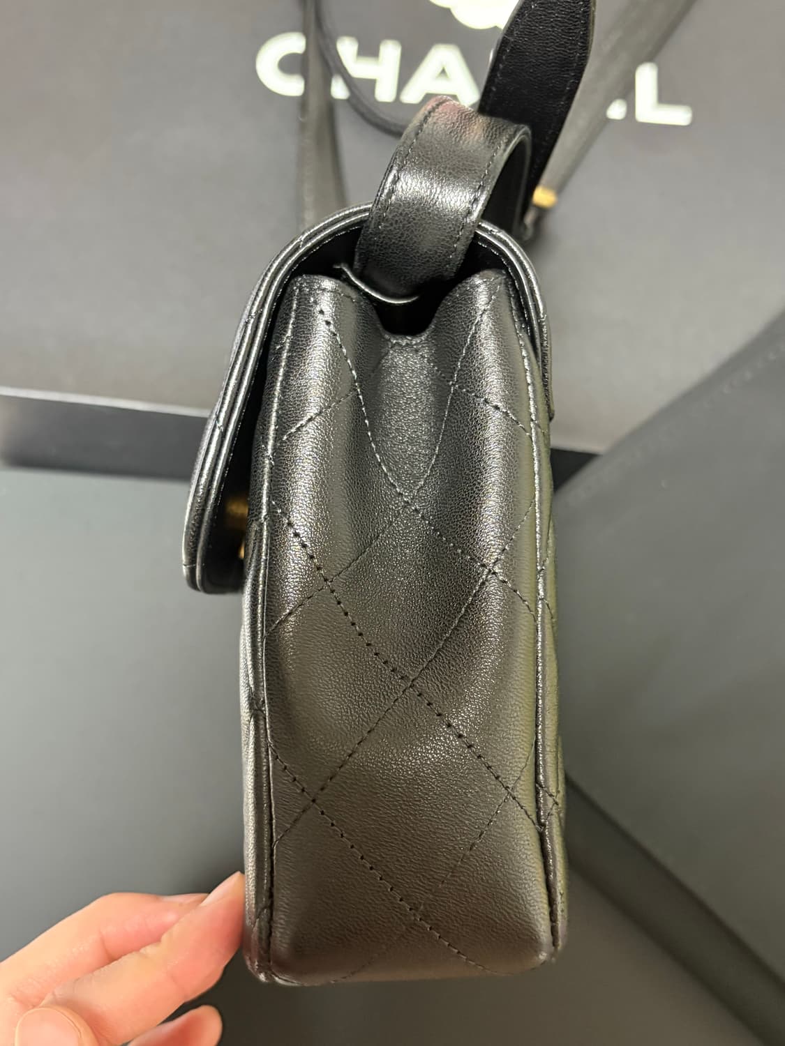 샤넬 25 시즌 램스킨 플립백 (풀박스, 인보이스 O) 상품이미지4