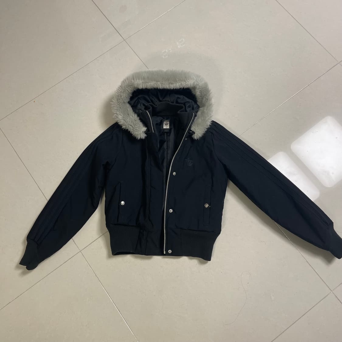 아디다스 리스펙트미 크라운로코 크롭패딩 블랙 상품이미지1