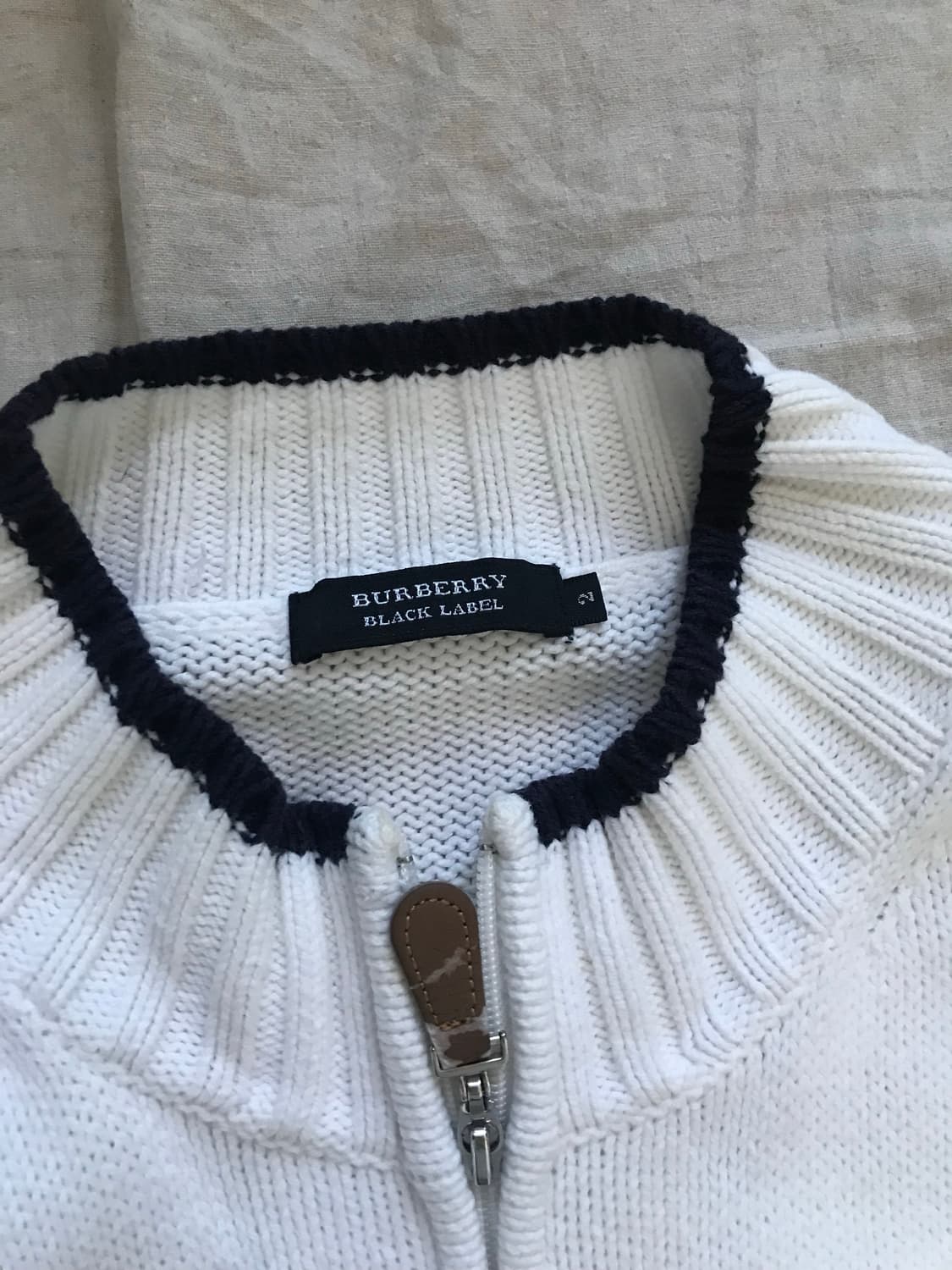 버버리 블랙라벨 자수로고 화이트 니트 풀집업 상품이미지9