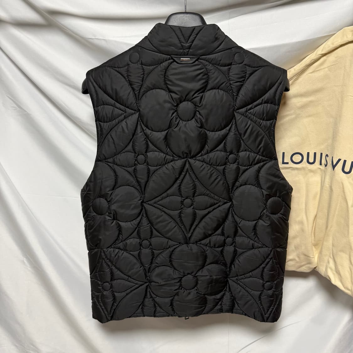 [S+급/48] 루이비통 모노그램 플라워 패딩 조끼 풀구성 상품이미지4