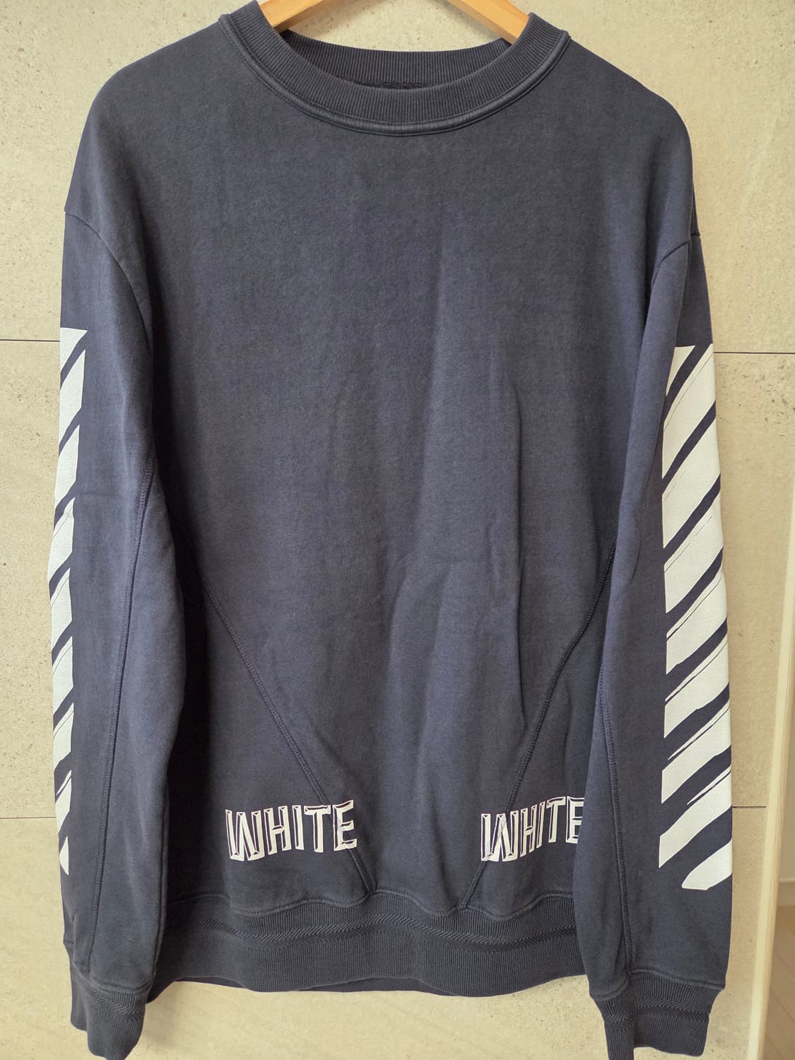 오프화이트 맨투맨 네이비 M 상태 최상 상품이미지2