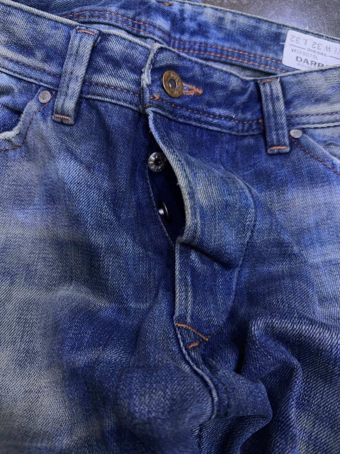 디젤 대런 빈티지 워싱 레귤러 슬림 테이퍼드핏 데님팬츠 32 상품이미지9