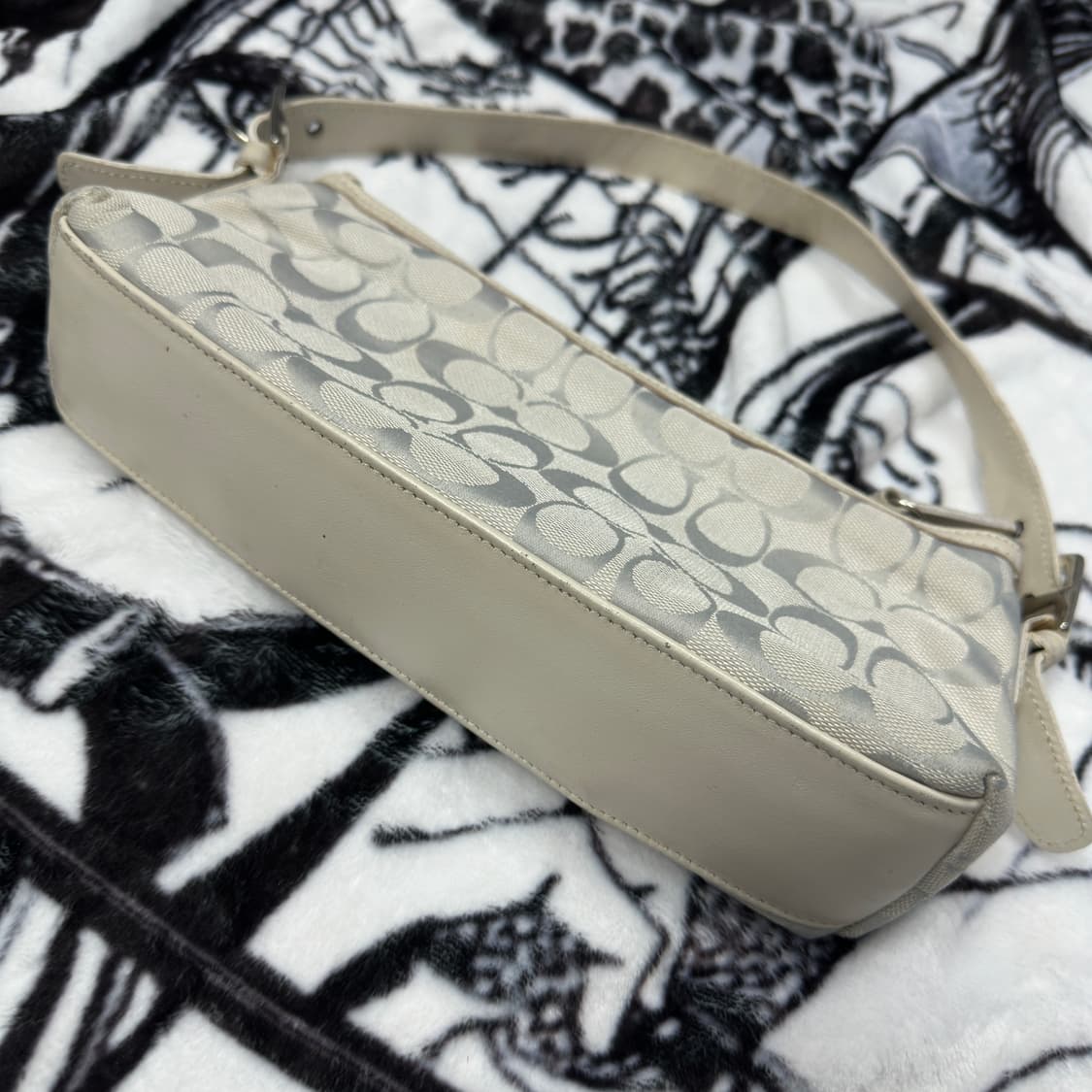 코치 시그니처 캔버스 미니 숄더백 상품이미지3