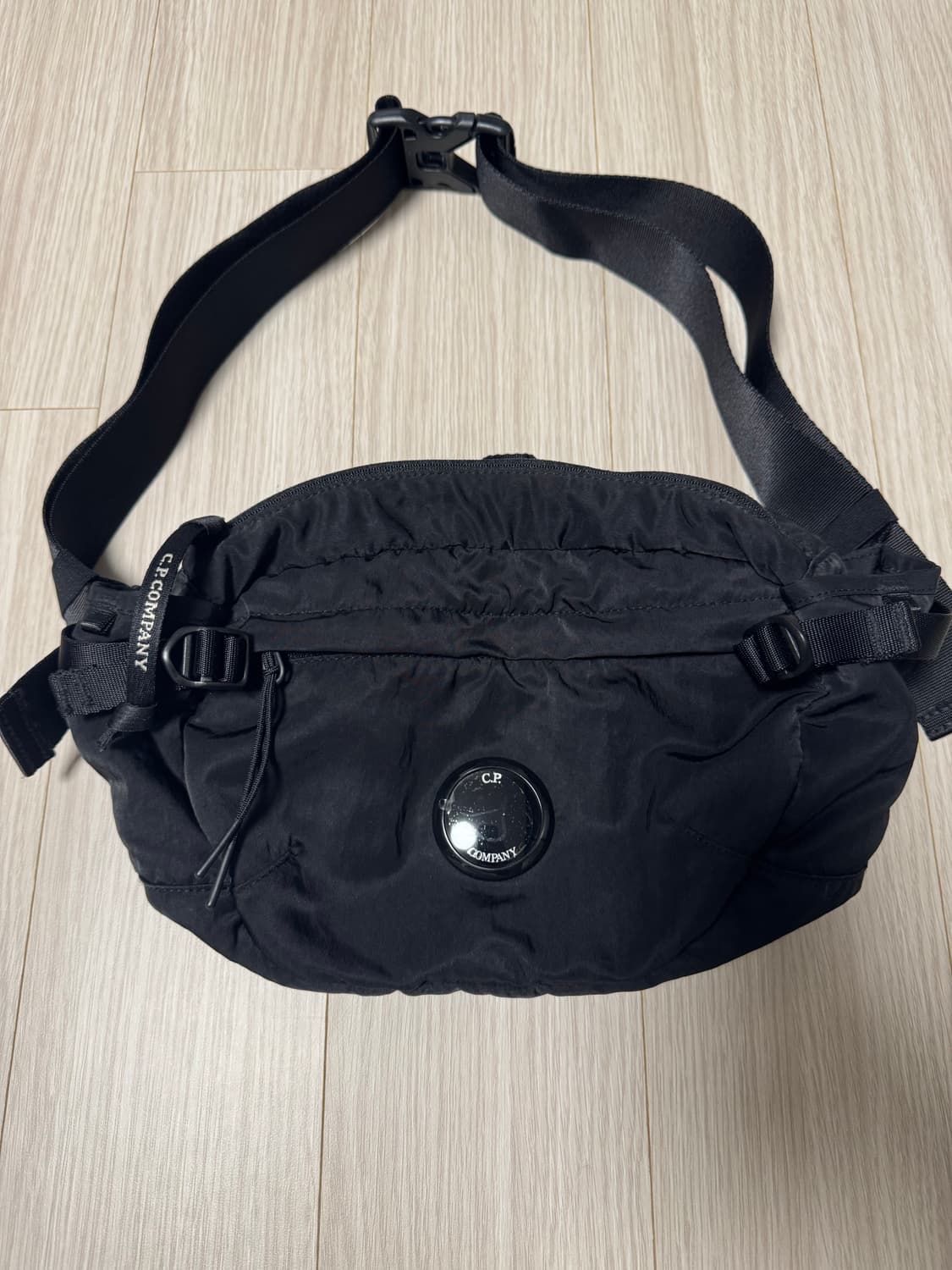 cp컴퍼니 나일론 B렌즈 크로스백 25ss 블랙 팝니다. 상품이미지1