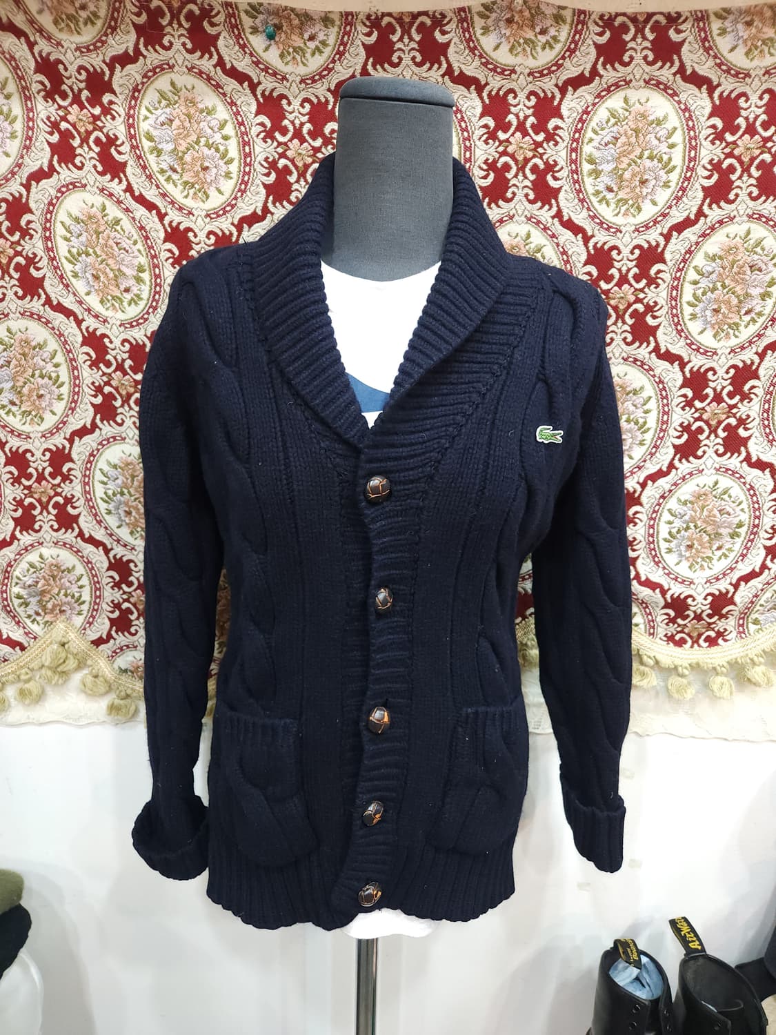 라코스테 네이비 숄카라 울 꽈배기 니트 가디건

 상품이미지1