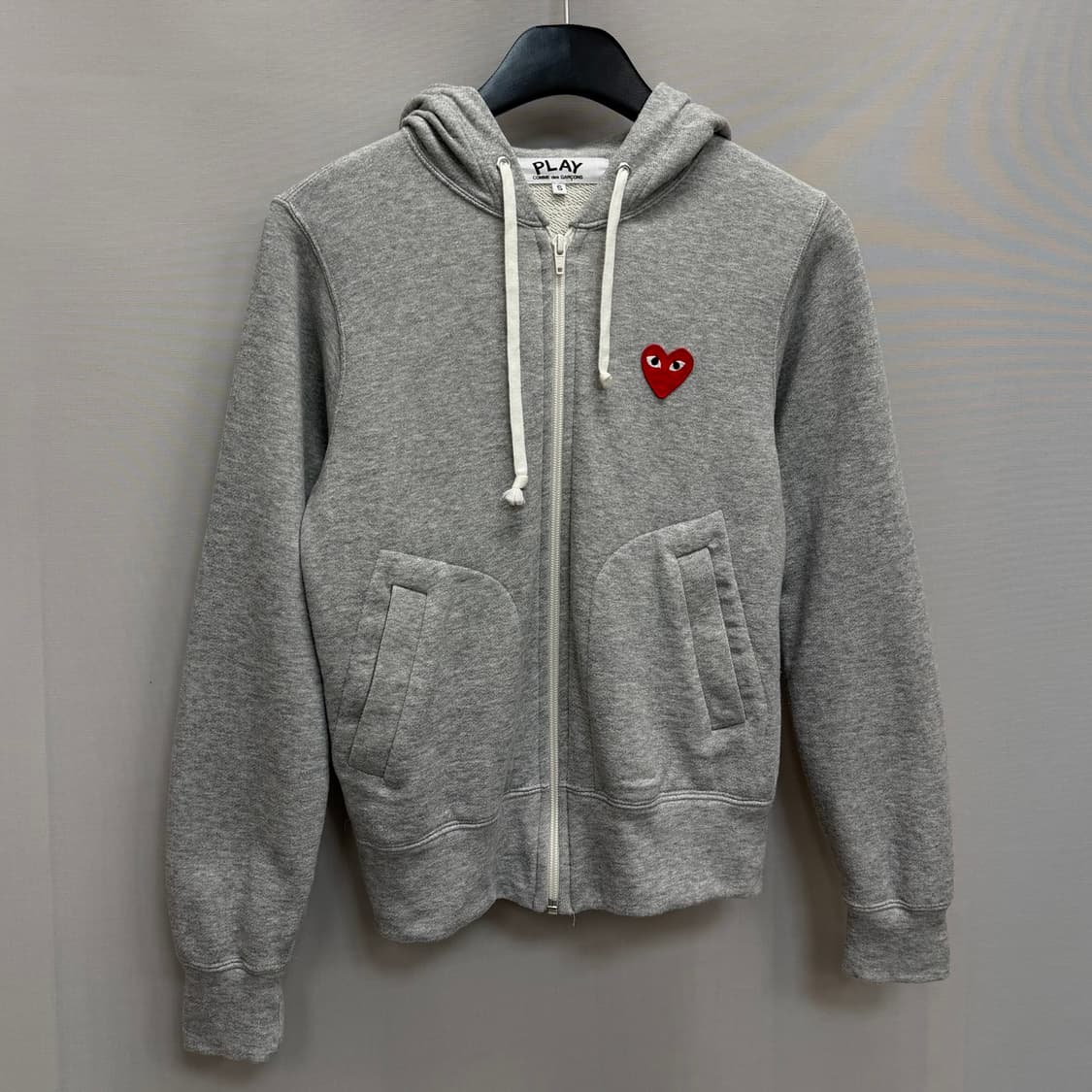 꼼데가르송 레드 와펜 백프린팅 후드 집업 (44)  상품이미지6