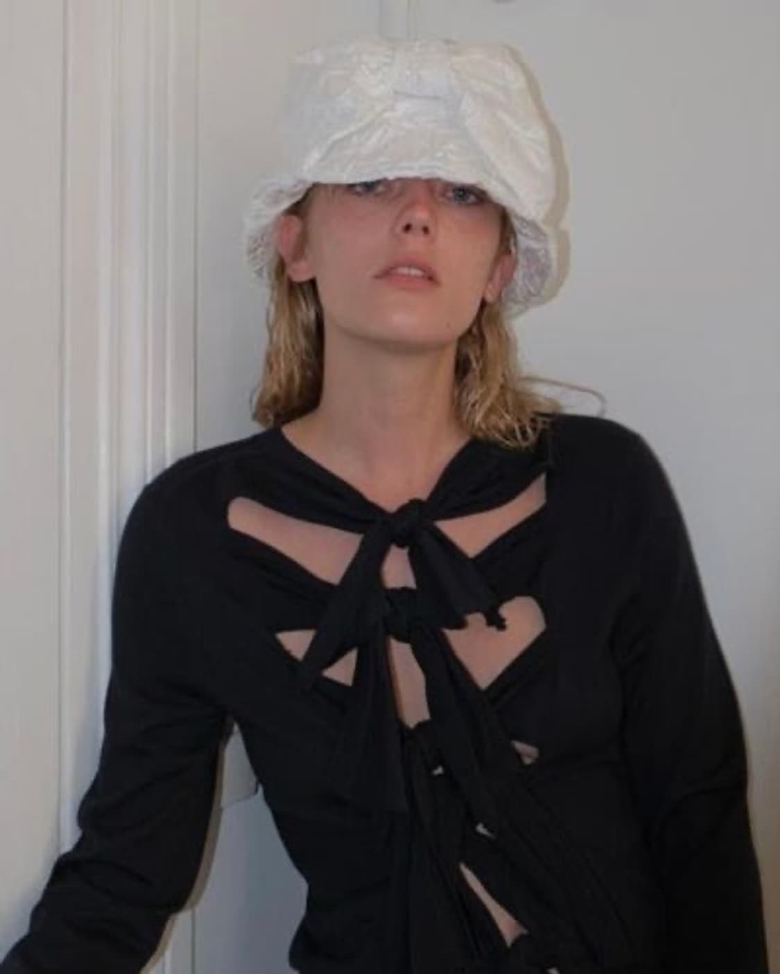 AWESOMENEEDS WAVY RIBBON HAT 어썸니즈 리본 버킷햇 상품이미지2