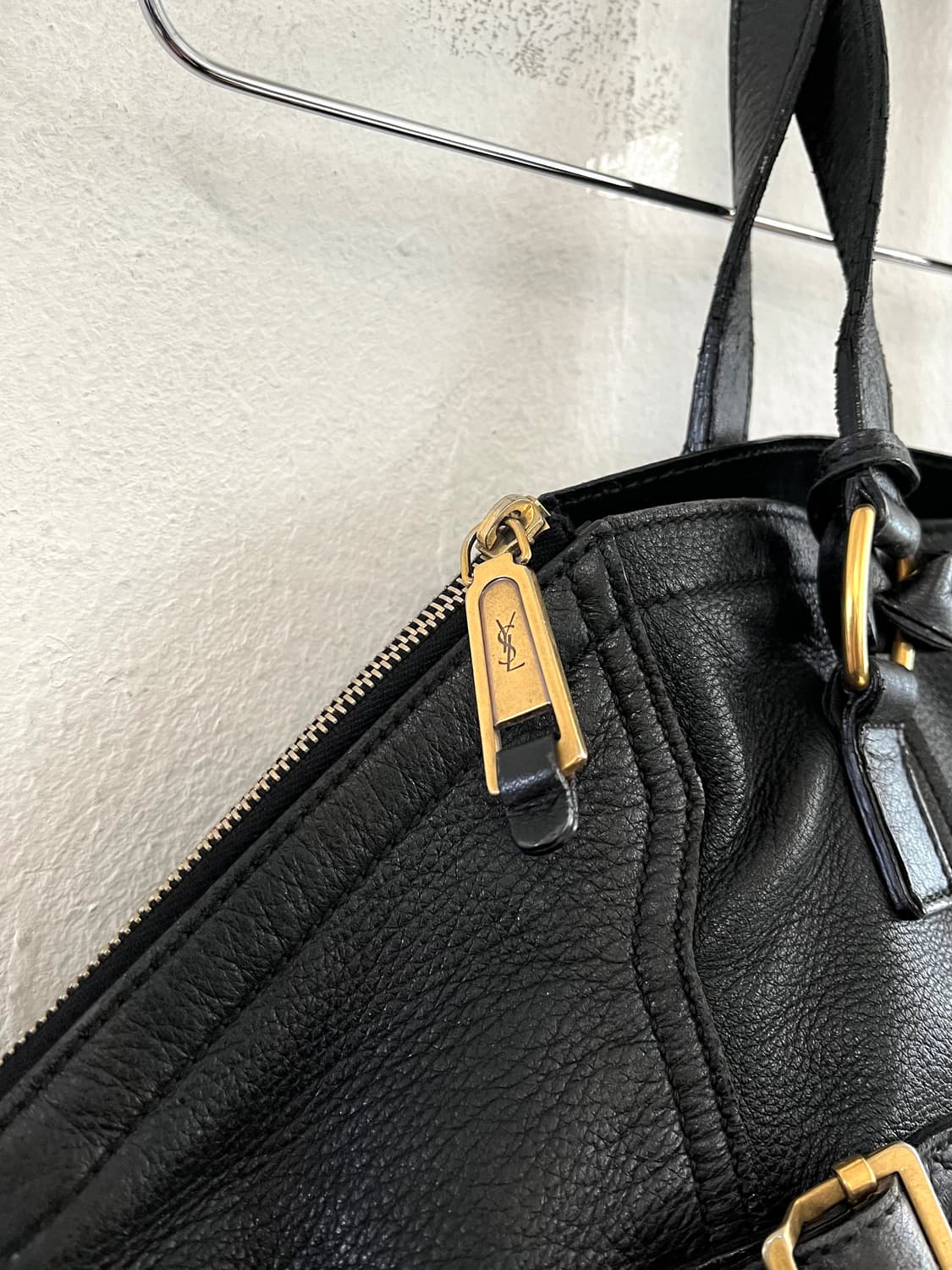 생로랑 레더 다운타운백 상품이미지3