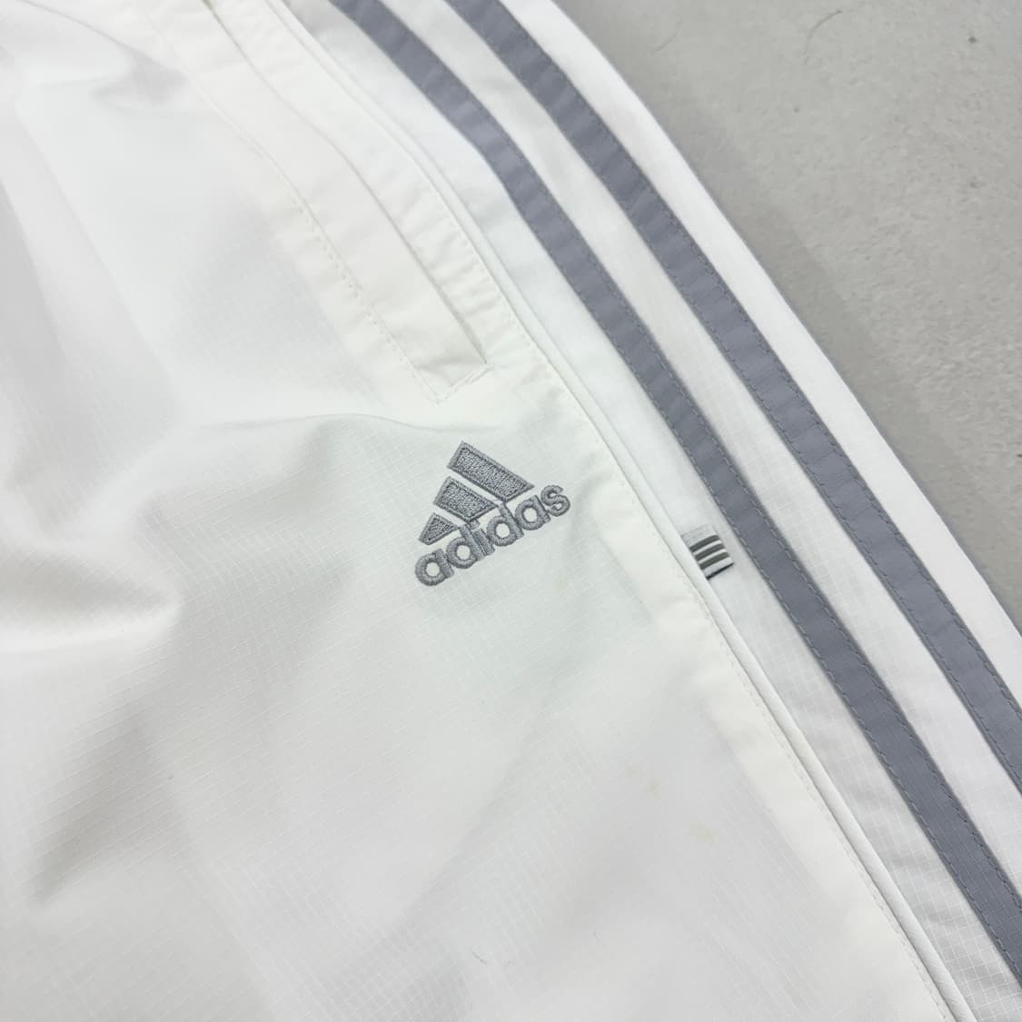 아디다스 00s 삼선 흰은 올드스쿨 와이드 바람막이 트랙팬츠 상품이미지3