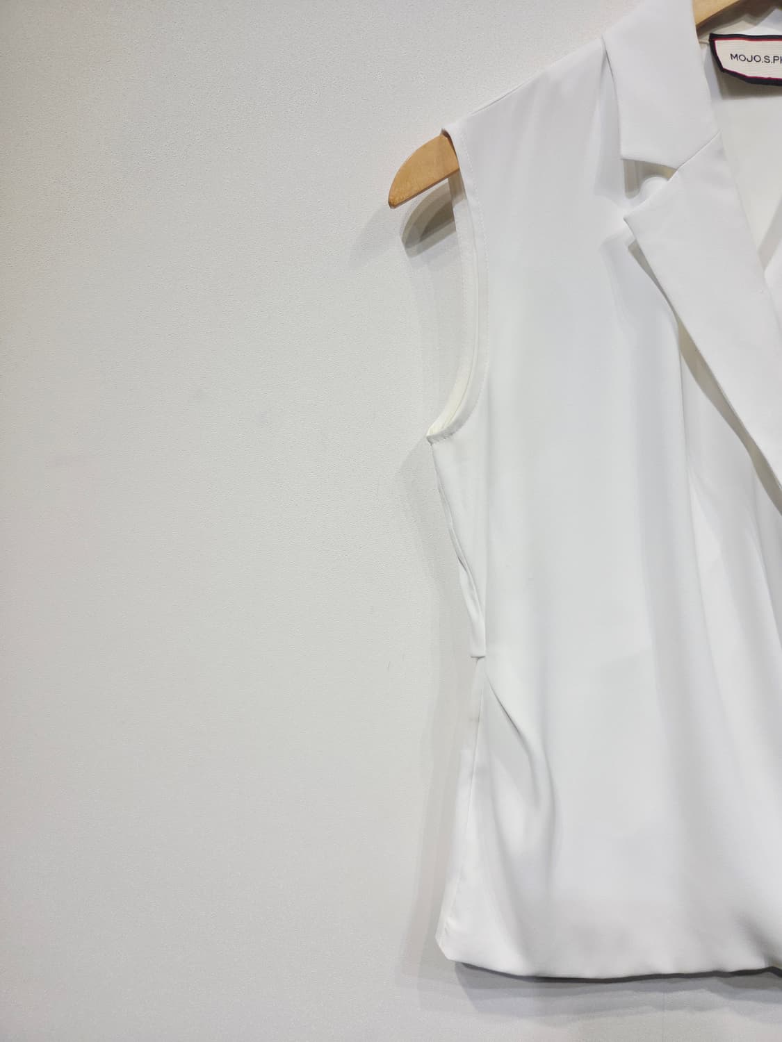 모조에스핀(MOJO.S.PHINE) 화이트 랩스타일 카라 민소매 블라우스 상품이미지3