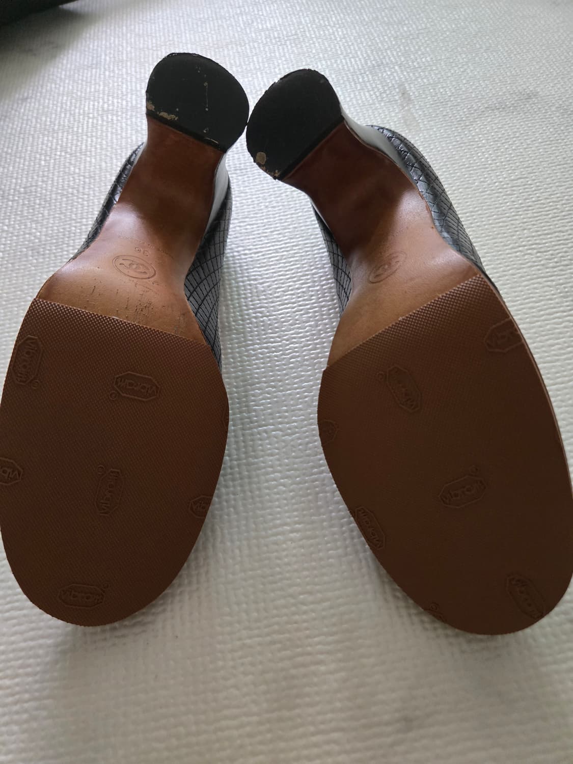 샤넬 퀼팅 레더 라운드 토 펌프스 힐 상품이미지6