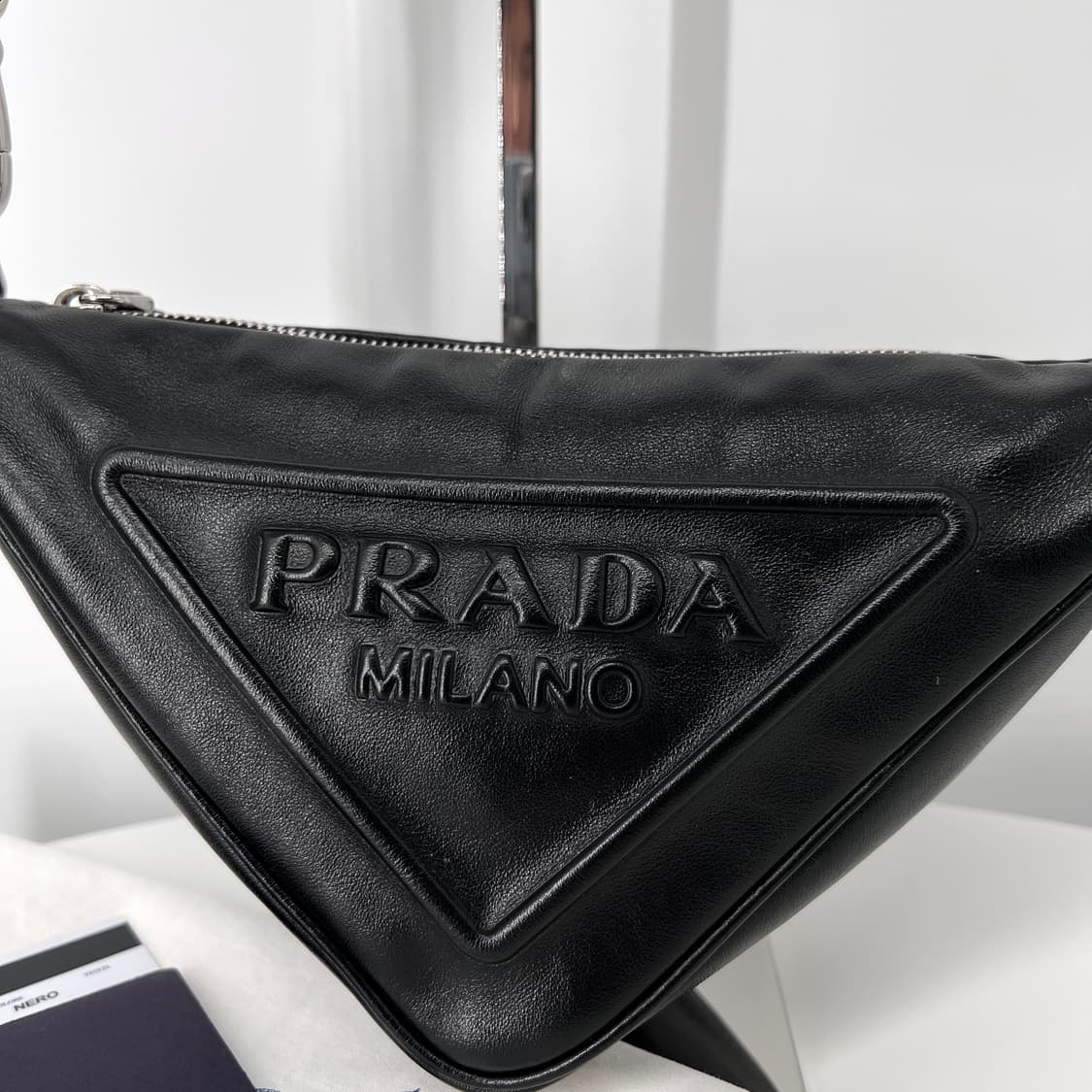 프라다 트라이앵글 레더 숄더백 크로스백 블랙 (1BH190) 상품이미지4