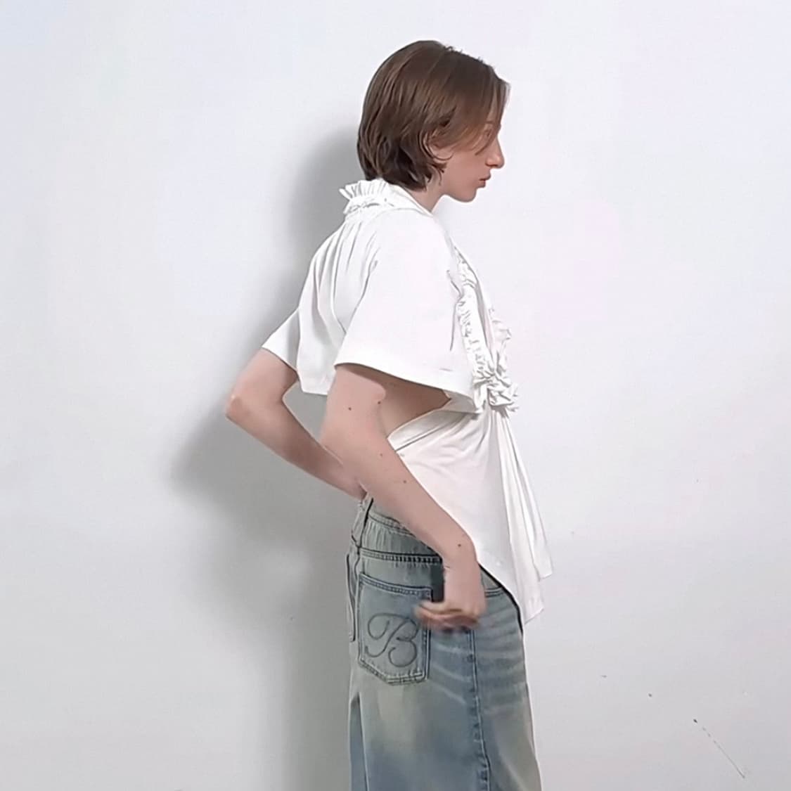 BOLD italic 화이트 셔링 백리스 블라우스 상품이미지3