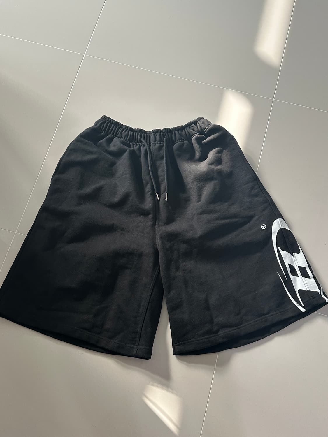 본투윈 SIDE B LOGO HALF PANTS [BLACK] 상품이미지1