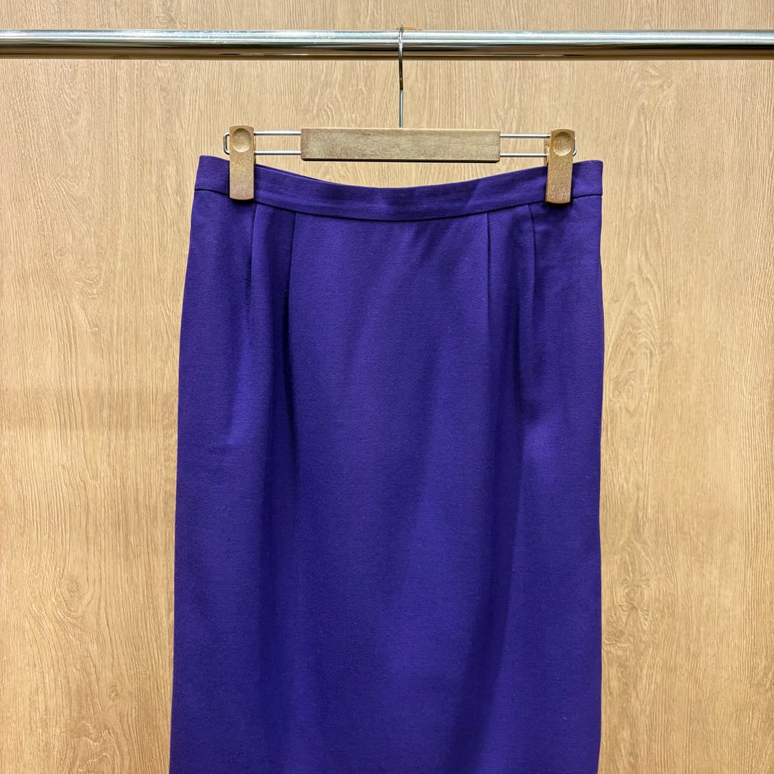 셀린느 미디 스커트 클래식 펜슬 실루엣 세로 절개 센터 슬릿 디테일 퍼플 상품이미지4