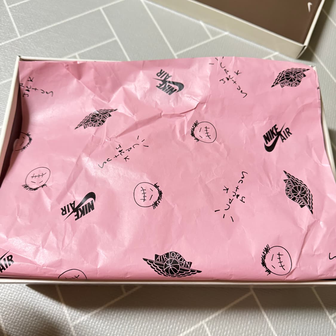 조던 1 트래비스 스캇 벨벳 브라운 공홈당첨상품 급처 (275) 상품이미지5