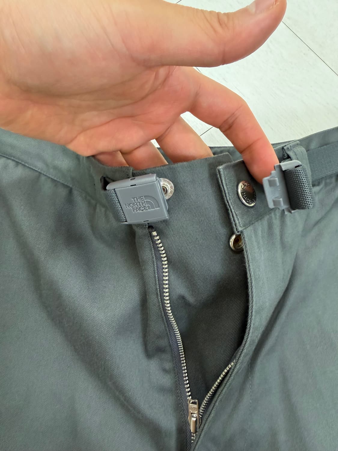 노스페이스 퍼플라벨 차콜 그레이 32 사이즈  상태 9.7/10  얼룩  상품이미지2