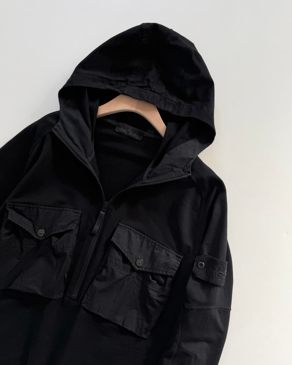 Stone-Island 스톤 아일랜드 고스트와펜 블랙컬러 투포켓 아노락  상품이미지3