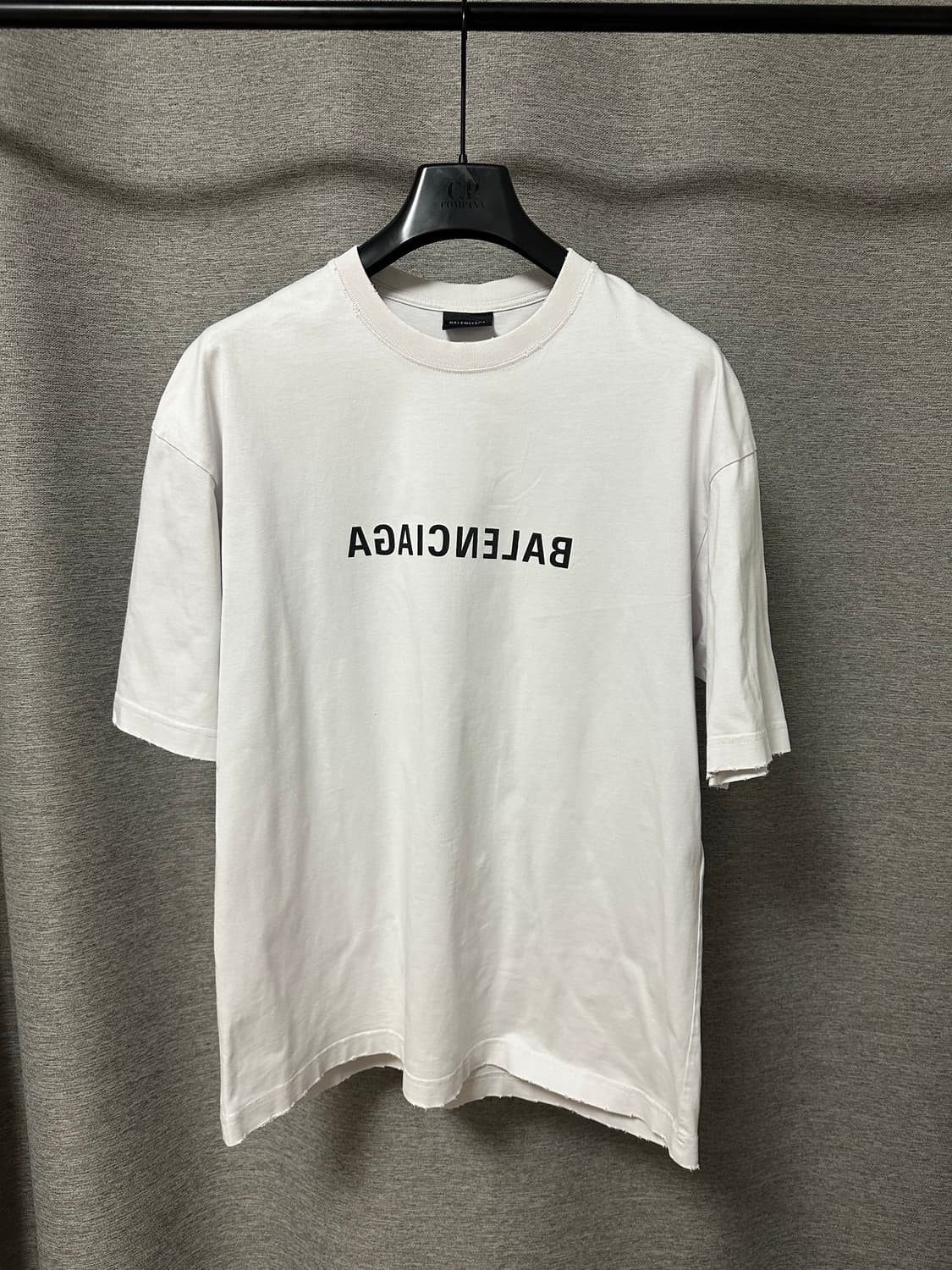 발렌시아가 리버스로고 데미지 반팔 화이트 (XS/105) 상품이미지1