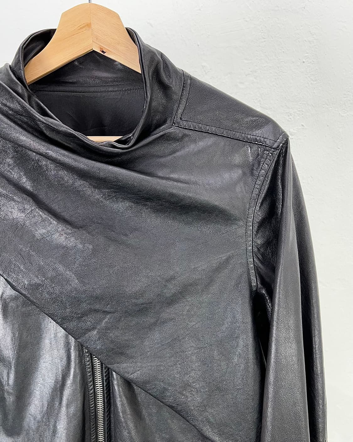 릭 오웬스 11ss 컬렉션 앤섬 드레이프 디멘셔널 카우 레더 자켓 상품이미지4