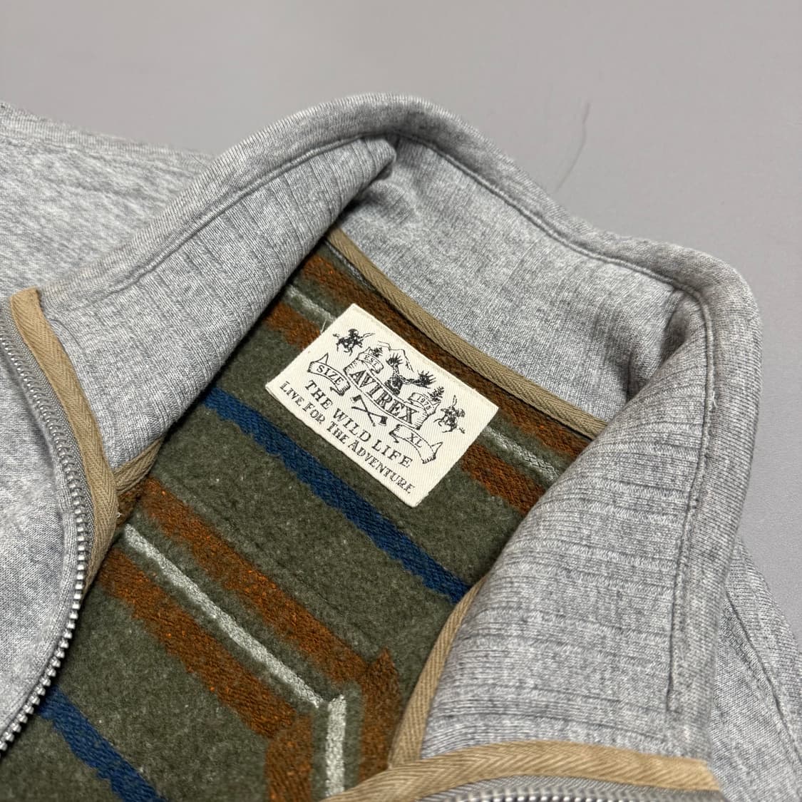 아비렉스(AVIREX) 멜란지 코튼 웨스턴 자수로고 하이넥 집업 자켓 상품이미지3