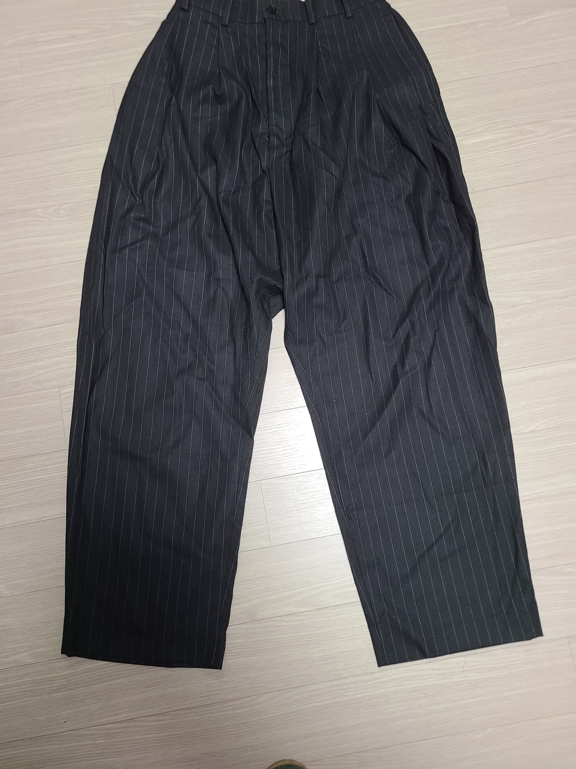 노운 와이드 테이퍼드 팬츠 스트라이프 블랙 상품이미지2