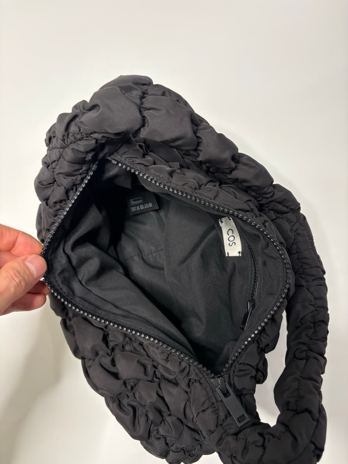 COS 코스 구름백 퀼팅백 블랙 스몰 상품이미지2