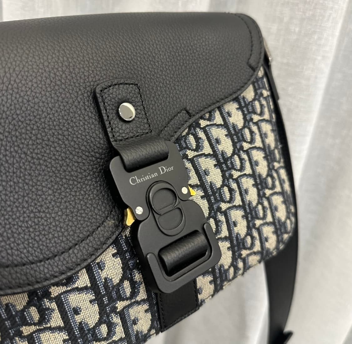 디올 오블리크 새들 플랩 메신저백 베이지 상품이미지3