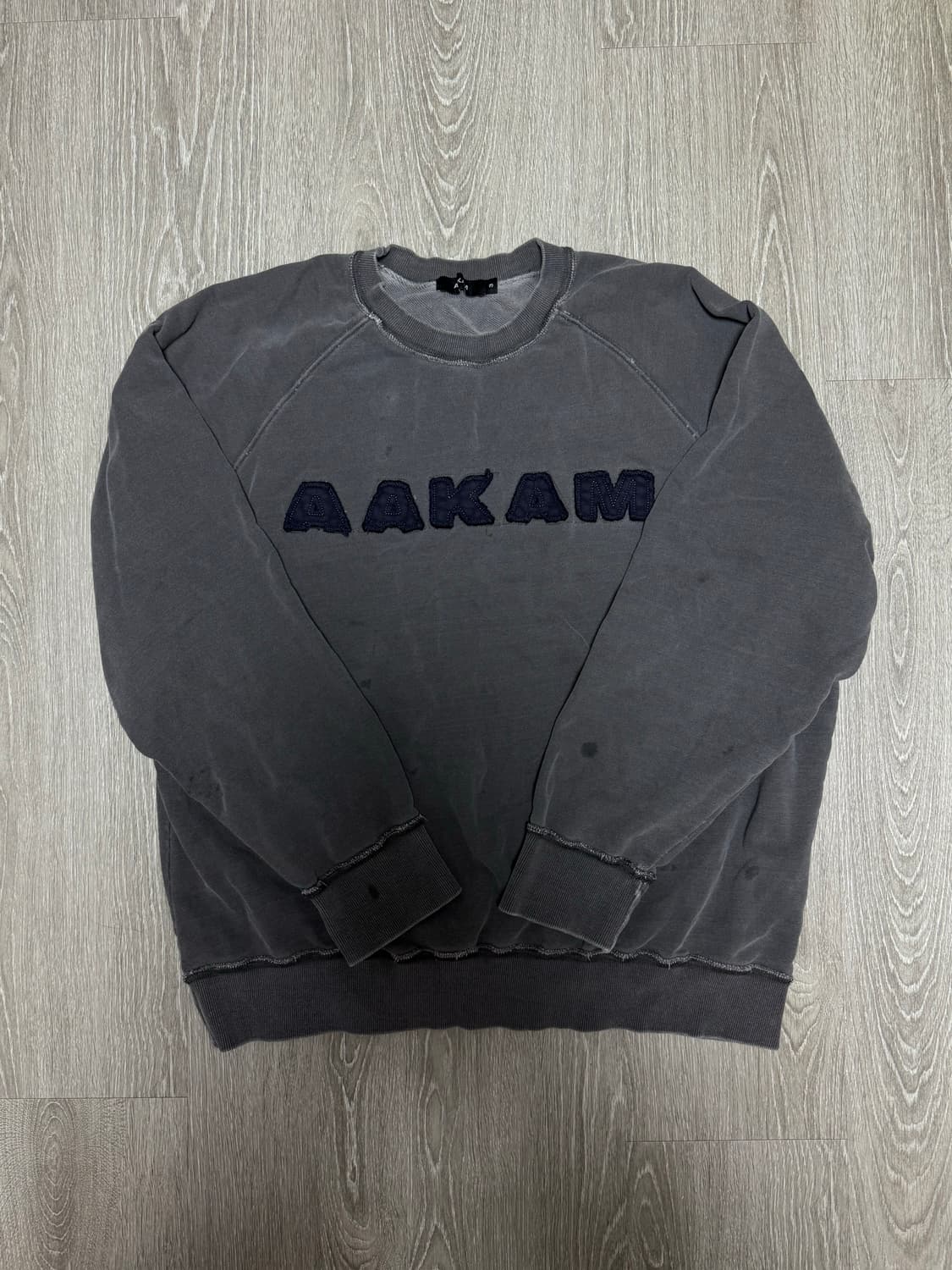 아캄 로고 패치 레글런 스웻셔츠 다크 그레이 3 상품이미지1