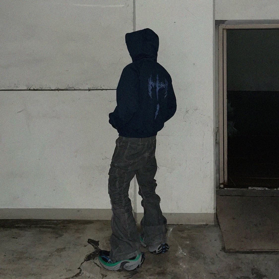 [착용 1회] AOP 에이옵 나팔 플레어 카고 팬츠 - 스톤 블랙 상품이미지4