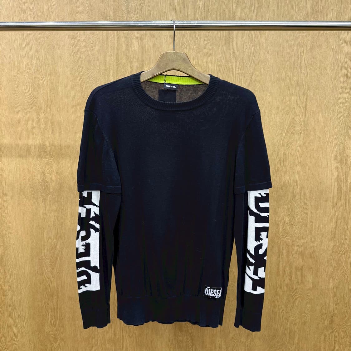 디젤 레이어드 반팔 긴팔 니트 그래픽 슬리브 로고패치 디테일 블랙 상품이미지2