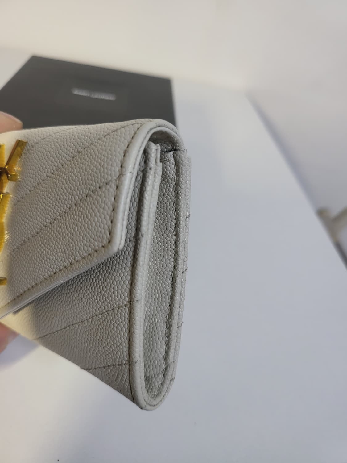 생로랑 모노그램 플랩 반지갑  상품이미지7