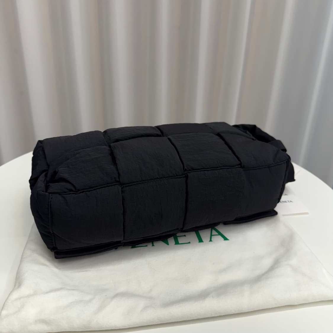 [정품] 보테가베네타 패딩 테크 카세트백 블랙 상품이미지3