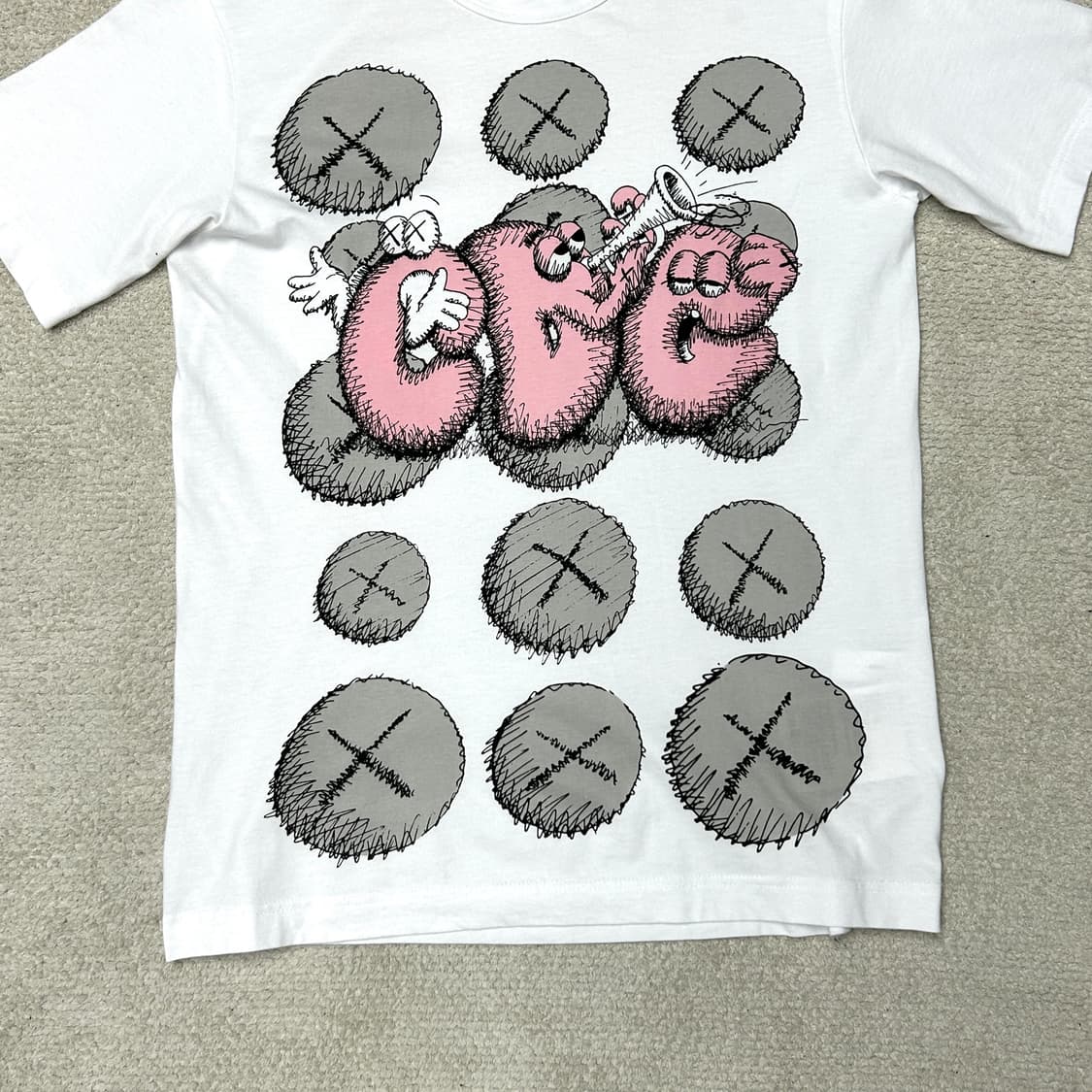 꼼데가르송 KAWS 빅프린팅 티셔츠  상품이미지2