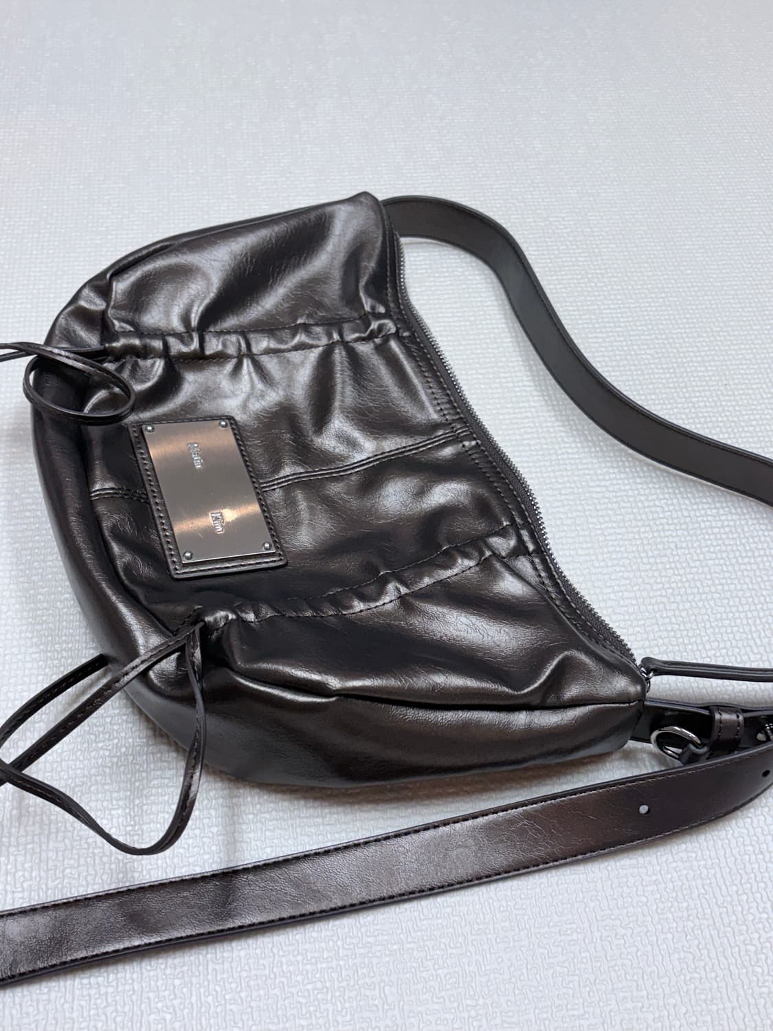 마뗑킴 셔링 리본 라운드 숄더백 브론즈 브라운  상품이미지8