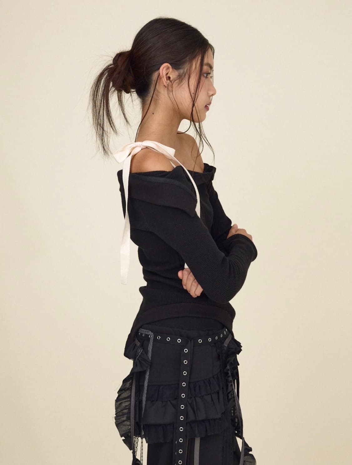 글로니 DEMI CUTOUT LONG SLEEVE (BLACK) 상품이미지1