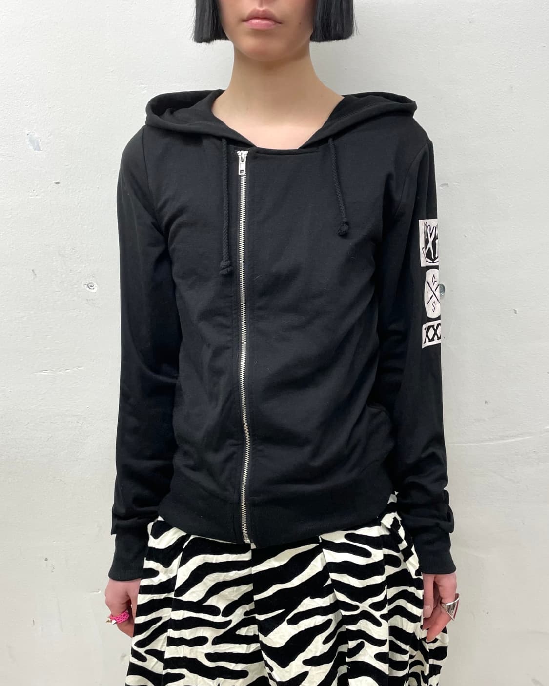 Glen News Asymmetric Black Hooded Zip-Up 상품이미지1