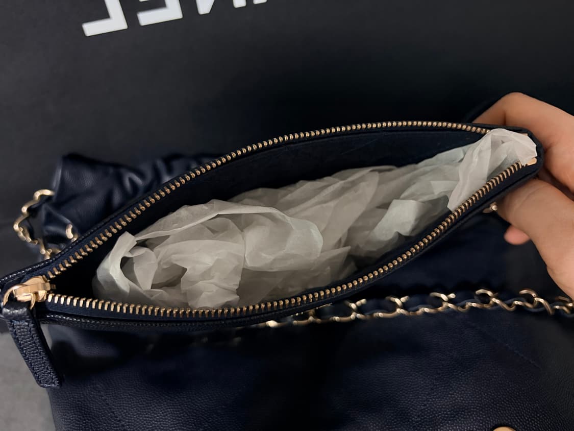 샤넬 22백 캐비어 다크네이비 미디움 상품이미지7