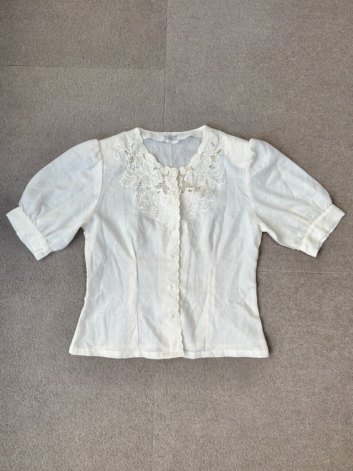 펀칭 자수 & 턱 포인트 빈티지 블라우스 상품이미지1