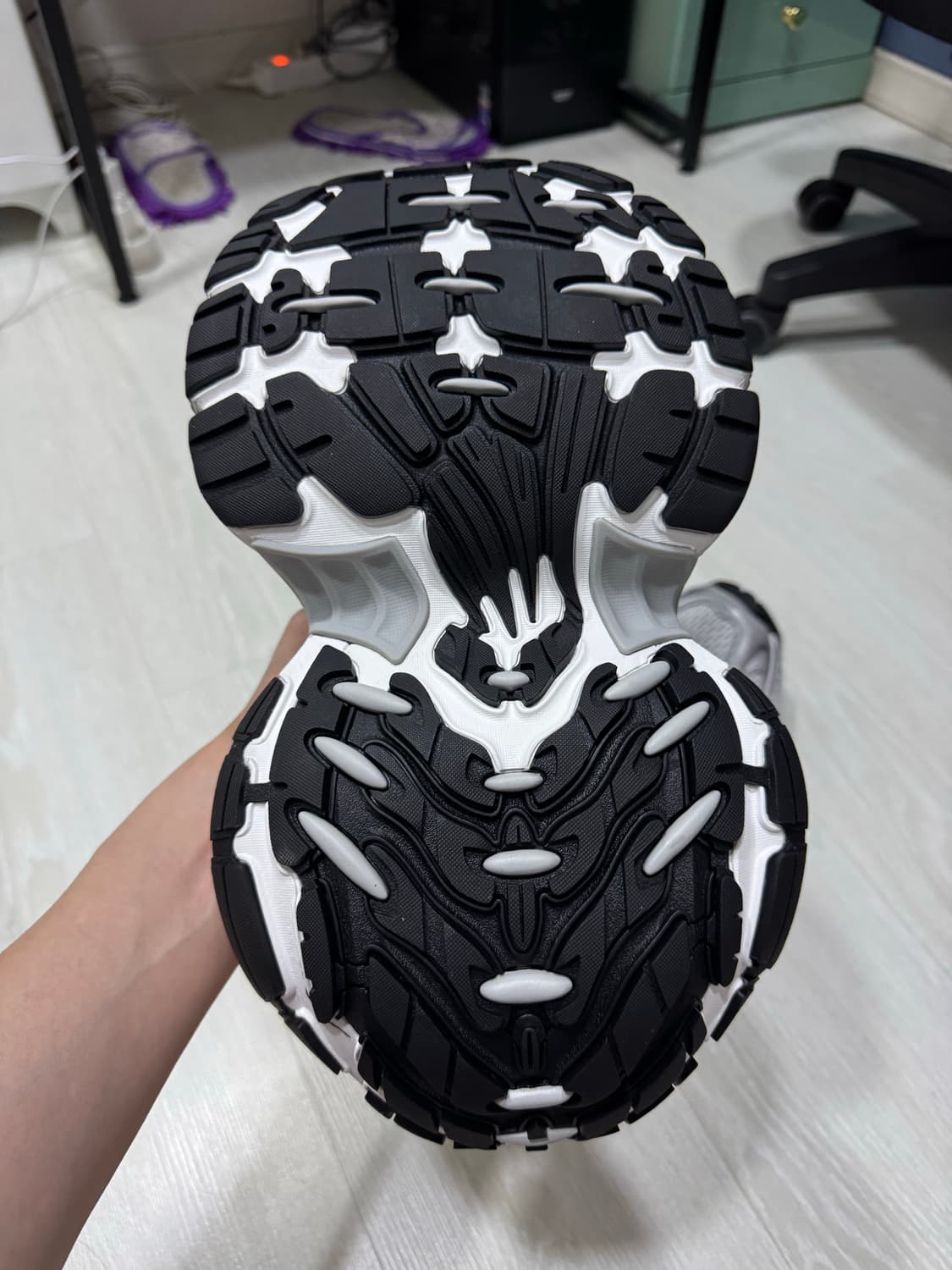 발렌시아가 10xl 화이트 42 사이즈 팝니다. 상품이미지6